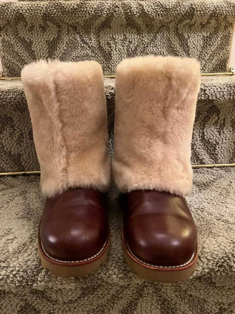 GUC Women's UGG Australia Maylin Sheepskin Boots Chestnut Brown Ivory US Size 9